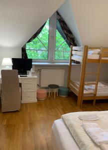ザコパネにあるPokoje Sunshine World Suitesのベッドルーム1室(二段ベッド1組、デスク、コンピュータ付)