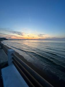 vista sulla spiaggia al tramonto di B&B Dimora Santucci a Rodi Garganico