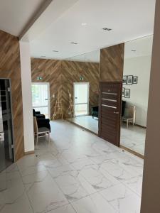 een lobby met een grote spiegel aan de muur bij Garden Villa in Busko-Zdrój