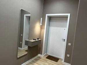 uma casa de banho com um lavatório e um espelho em Квартира новая , 2 комн Исаева 71 em Oral