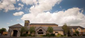 un edificio con una iglesia con nubes en el cielo en Corr's Corner Hotel, en Newtownabbey