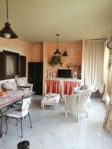 un ampio soggiorno con tavolo e sedie di Appartamento con terrazza Borgo San Basilio a Marina di Pisticci