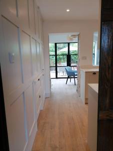 pasillo con puerta y cocina con mesa en Merriman Cottage, en Chipping Campden