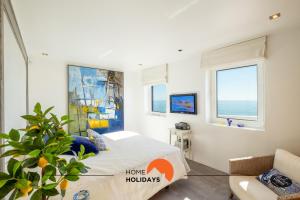 sypialnia z łóżkiem, kanapą i oknami w obiekcie #041 Private Beach View, High Speed WiFi, 20 mts Beach w Albufeirze