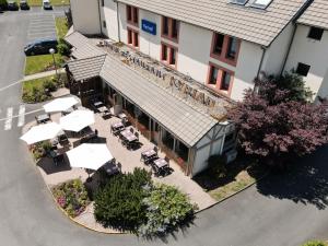 an overhead view of a restaurant with tables and chairs at Kyriad Chateauroux in Châteauroux