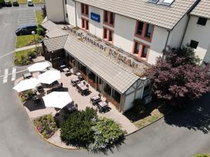 una vista aérea de un restaurante con mesas y sillas en Kyriad Chateauroux, en Châteauroux