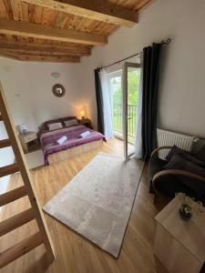 una camera con letto e scala di Rooms Ljubenko a Karlovac