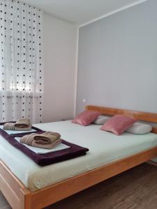 - une chambre avec un lit et 2 serviettes dans l'établissement Appartments D&D, à Peroj