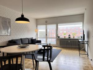 哥本哈根的住宿－Apartment In Valby，客厅配有桌子和沙发