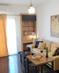 un soggiorno con divano e tavolo di Xenofon's cozy apartment a Città di Corfù