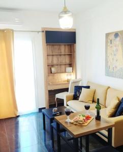 un soggiorno con divano e tavolo di Xenofon's cozy apartment a Città di Corfù