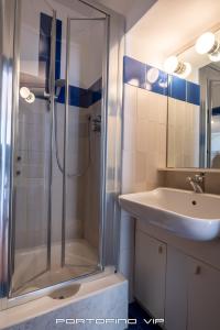 La salle de bains est pourvue d'une douche et d'un lavabo. dans l'établissement Casa Papù 2 by PortofinoVip, à Portofino