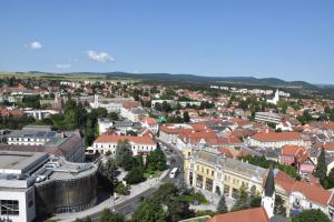 una vista aérea de una ciudad con edificios en Panorama View Family Apartment en Veszprém
