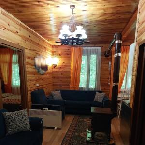 A seating area at AYDER Nazlı çiçek apart