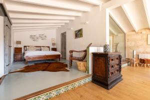 カンポスにあるFinca Amapola - Agrotourismusのベッドルーム1室(ベッド1台、木製ドレッサー付) +65枚の写真