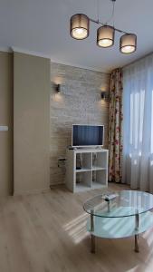sala de estar con mesa y TV en Луксозен апартамент с две спални en Burgas