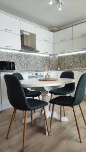 cocina con mesa y sillas en una habitación en Луксозен апартамент с две спални en Burgas