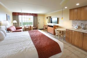 Postel nebo postele na pokoji v ubytování Fleur de Lis Beach Motel + 37 fotografií