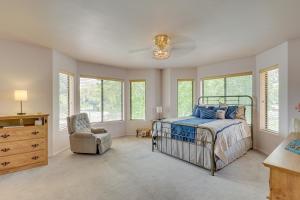 Voodi või voodid majutusasutuse Charming Elko Home with Pool Table! toas