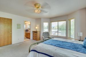 Voodi või voodid majutusasutuse Charming Elko Home with Pool Table! toas