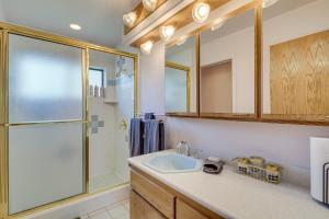 Vannituba majutusasutuses Charming Elko Home with Pool Table! +32 fotot