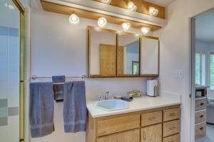 Vannituba majutusasutuses Charming Elko Home with Pool Table!