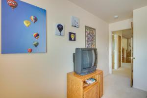 Televiisor ja/või meelelahutuskeskus majutusasutuses Charming Elko Home with Pool Table!