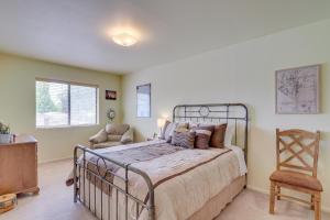 Voodi või voodid majutusasutuse Charming Elko Home with Pool Table! toas