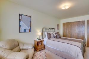 Voodi või voodid majutusasutuse Charming Elko Home with Pool Table! toas