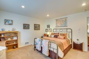Voodi või voodid majutusasutuse Charming Elko Home with Pool Table! toas