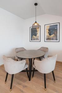 Predel za sedenje v nastanitvi Spaciuos 1 BD Apt by Domvia