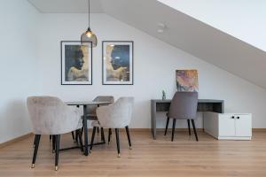 Predel za sedenje v nastanitvi Spaciuos 1 BD Apt by Domvia