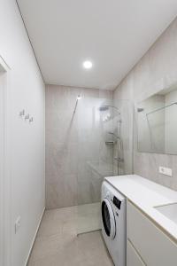 Kopalnica v nastanitvi Spaciuos 1 BD Apt by Domvia
