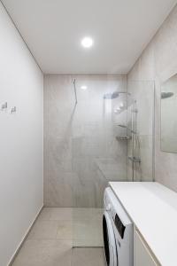 Kopalnica v nastanitvi Spaciuos 1 BD Apt by Domvia