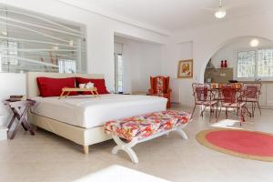 una camera con letto, tavolo e sedie di Naxos Beach Front Villa ''Moments'' ad Ambrami
