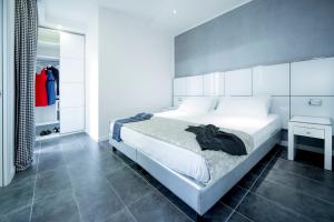 Säng eller sängar i ett rum på Atmosphere Suite Hotel