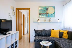 un soggiorno con divano e TV di Apartments Karisima a Korčula
