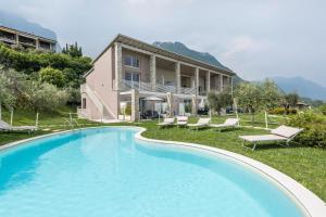 une grande piscine en face d'un bâtiment dans l'établissement Little Paradise Lake Garda, à Toscolano Maderno
