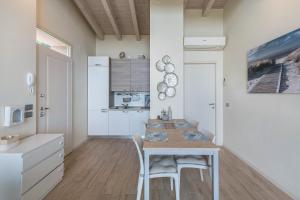 eine Küche mit einem Tisch und Stühlen im Zimmer in der Unterkunft Little Paradise Lake Garda in Toscolano-Maderno