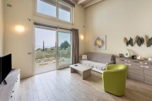 - un salon avec un canapé et une fenêtre dans l'établissement Little Paradise Lake Garda, à Toscolano Maderno