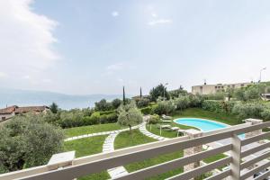 - une vue depuis le balcon d'une villa avec piscine dans l'établissement Little Paradise Lake Garda, à Toscolano Maderno
