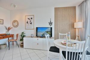 TV a/nebo společenská místnost v ubytování Berliner Hof Berliner Hof Appartement 510