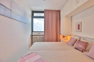 ein Schlafzimmer mit einem großen Bett und einem Fenster in der Unterkunft Berliner Hof Berliner Hof Appartement 510 in Scharbeutz