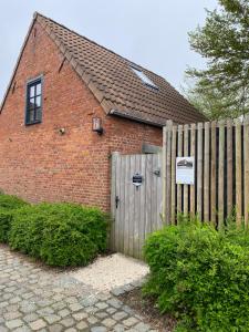 安特衛普的住宿－B&B Sint-Mariaburg，红砖房子,设有木栅栏