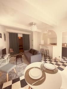 sala de estar con mesa y sofá en Cocon douillet à Agde en Agde