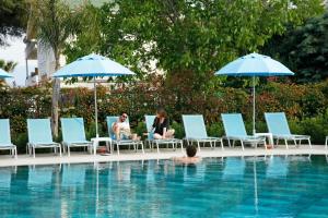 een groep mensen in een zwembad met parasols bij Kazdağları Allia Thermal Health & Spa in Edremit