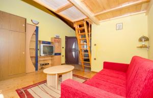 sala de estar con sofá rojo y mesa en Apartments Adria en Rovinj
