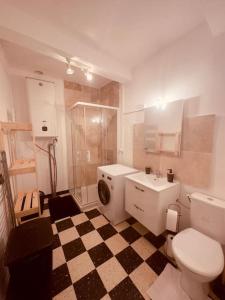 La salle de bains est pourvue de toilettes, d'un lavabo et d'un lave-linge. dans l'établissement Cocon douillet à Agde, à Agde