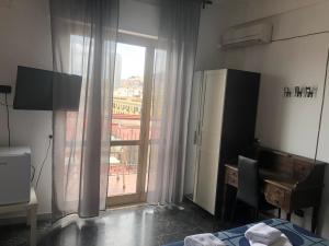 sypialnia z łóżkiem i oknem z widokiem w obiekcie Marina SKY 8 w mieście Neapol