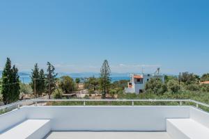 uma vista da varanda de uma casa em Gemela AllstarBoutique in Aegina A em Aegina Town